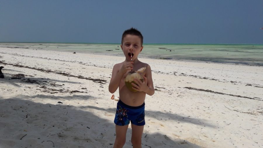 Diego beve cocco in spiaggia