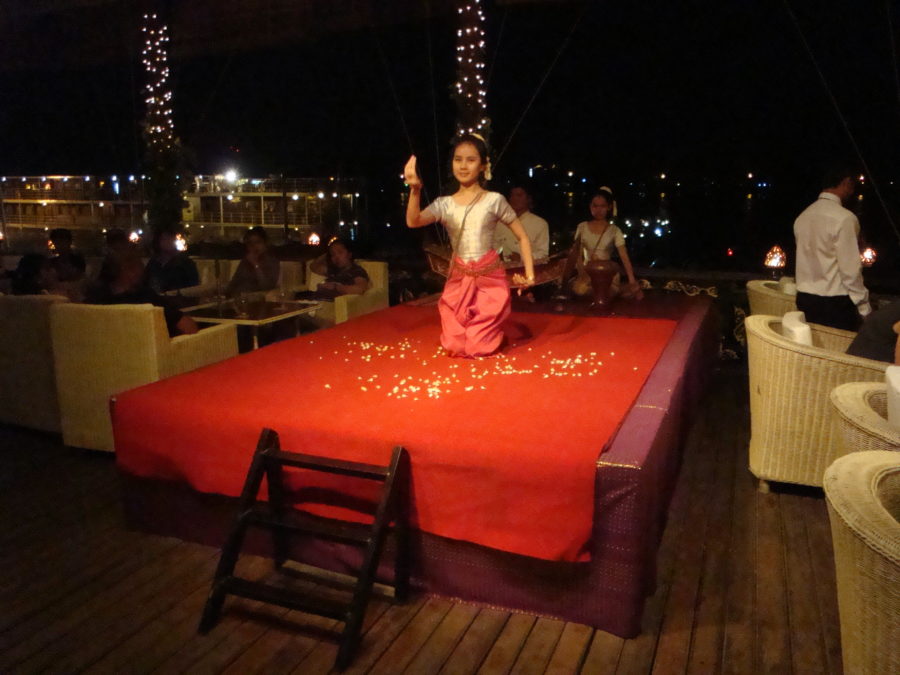 locali lungofiume a Phnom Penh