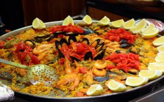 Spagna: paella e sangria, la vera tradizione culinaria